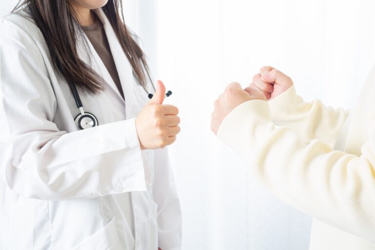 女性医師が患者に丁寧に説明している様子