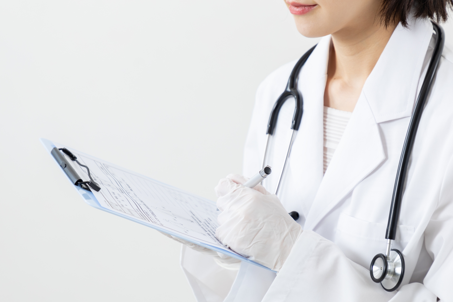 女性医師による診察・カルテ記入の様子